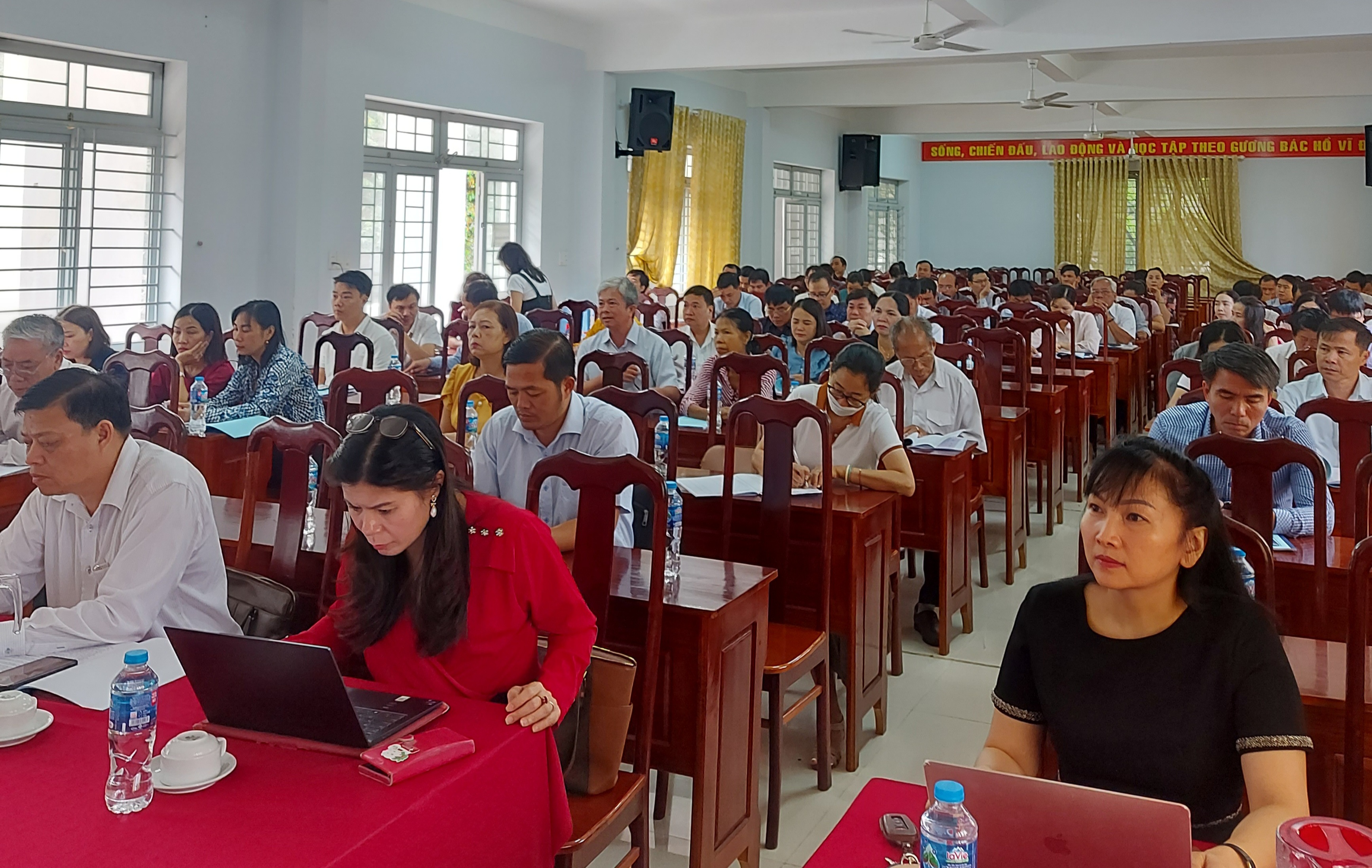 Học viên dự tập huấn đánh giá, xếp loại đơn vị học tập cấp huyện, tỉnh. Ảnh Thái Anh
